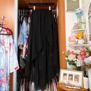 SOLD ❌ H&M high low skirt